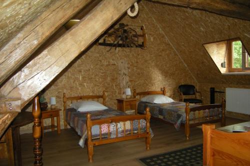 sypialnia z 2 łóżkami na poddaszu w obiekcie Gîte Onze w mieście Liessies