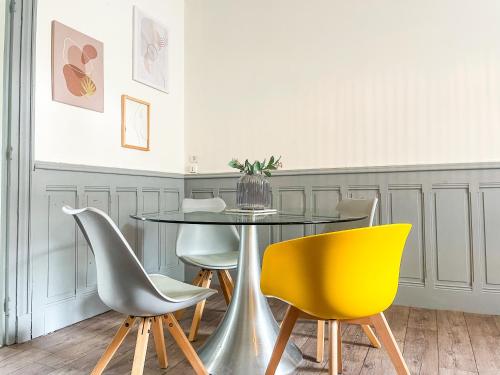 une salle à manger avec une table et des chaises dans l'établissement L'Espaly - appartement rénové, 600 m du centre historique, à Espaly-Saint-Marcel