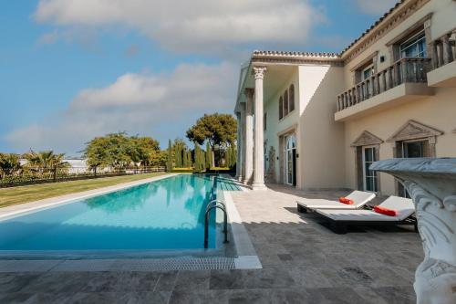 una piscina frente a una casa en Villa Rossini, en Marbella