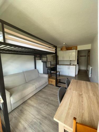 - un salon avec un canapé et une mezzanine dans l'établissement Appartement au pied des pistes, au Corbier