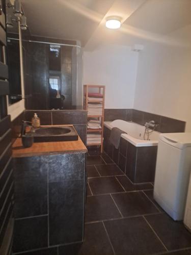 une salle de bain avec un lavabo, une baignoire et des toilettes dans l'établissement Maison de village - La Couronne, à Martigues