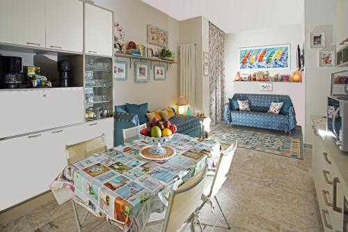 una cucina e un soggiorno con tavolo e sedie di Casa Lux ampio monolocale ad Alassio