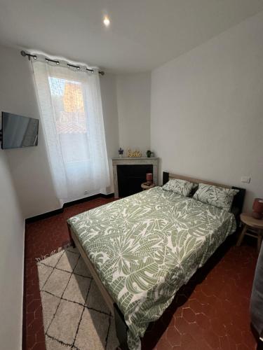 une chambre avec un lit et une fenêtre dans l'établissement Sublime appartement à l'Estaque Marseille, à Marseille