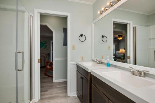 Ένα μπάνιο στο Barbee Beach House by Oak Island Accommodations