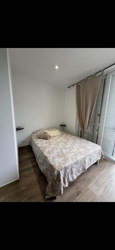 une chambre avec un lit dans une pièce avec une fenêtre dans l'établissement Magnifique appartement en bord de mer, à Borgo