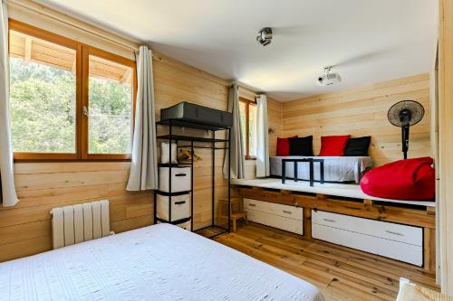 - une chambre avec des murs en bois et un lit dans un dortoir dans l'établissement villa bois typique du bassin avec piscine chauffée au bord du lac, La Gde Escoure, à Lacanau