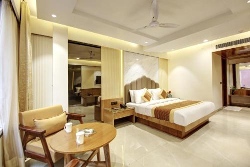 Una cama o camas en una habitación de Hotel Krishna Plaza Just Near New Delhi Station And Connaught Place By M S Hospitality