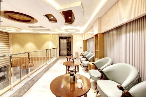 Un lugar para sentarse en Hotel Krishna Plaza Just Near New Delhi Station And Connaught Place By M S Hospitality