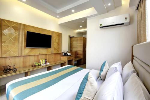 Una televisión o centro de entretenimiento en Hotel Krishna Plaza Just Near New Delhi Station And Connaught Place By M S Hospitality