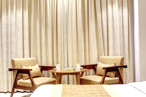 Un lugar para sentarse en Hotel Krishna Plaza Just Near New Delhi Station And Connaught Place By M S Hospitality