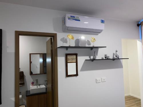 a room with a wall with shelves and a air conditioner at Exclusivo Monoambiente Beni in Santa Cruz de la Sierra