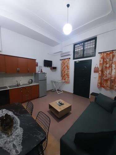 O bucătărie sau chicinetă la Mucaj House