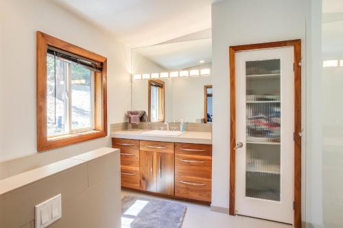 Fotografie z fotogalerie ubytování Beautiful Lake Coeur dAlene Retreat Deck and View! v destinaci Worley