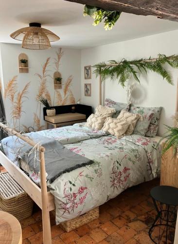 une chambre avec un lit dans une pièce dans l'établissement Charmant studio en hyper centre, à Orléans