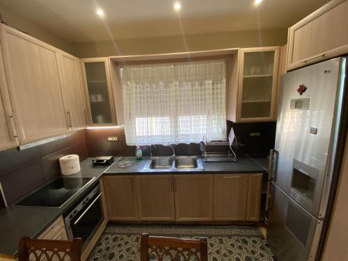 Una cocina o cocineta en Vila Violeta 1