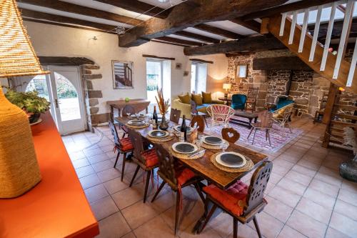 une grande salle à manger avec une table et des chaises dans l'établissement la Métairie du Grand Ker, à Plougasnou