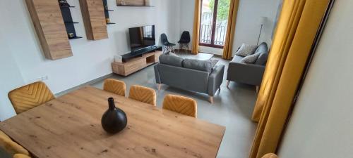 ein Tisch mit einer Vase darauf in einem Wohnzimmer in der Unterkunft El Balcón de Huéscar in Huéscar