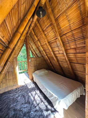 Postel nebo postele na pokoji v ubytování Alojamiento rural Ecoparque La Motilona Paicol, Huila - Cabaña Yanay