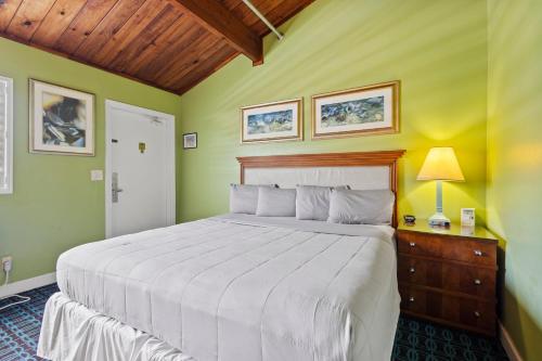 Ένα ή περισσότερα κρεβάτια σε δωμάτιο στο Oceanfront Inn, Inlet View Room, King Bed, #14