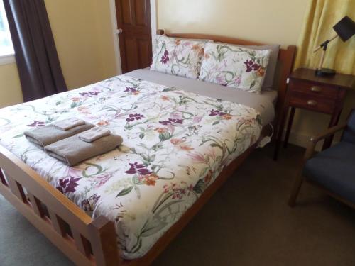 Postel nebo postele na pokoji v ubytování Designer Cottage