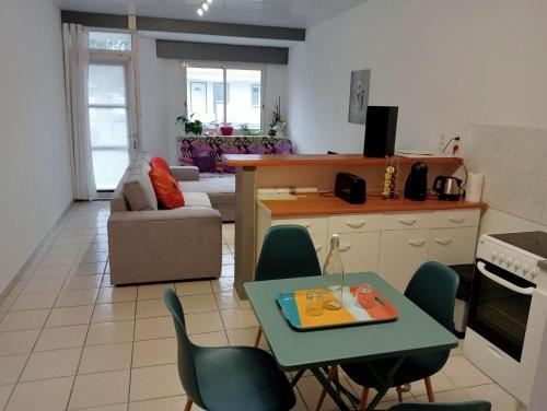 une cuisine et un salon avec une table et des chaises dans l'établissement Abillard sylvia, à Commequiers