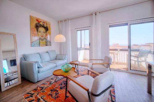 un salon avec un canapé et une table dans l'établissement Downtown Cannes 2BR with AC & Terrace w Sea View - BENAKEY, à Cannes
