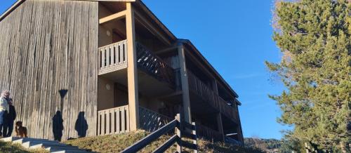 Un escalier mène à ce bâtiment. dans l'établissement Entre FAUNE, LAC et MONTAGNE, aux Angles