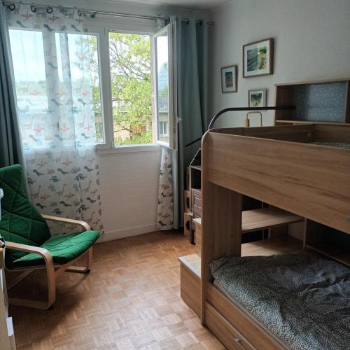 une chambre avec un lit superposé et une fenêtre dans l'établissement Family apartment with parking Metro line 9, à Sèvres