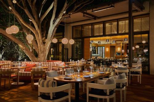 Un restaurante u otro lugar para comer en Pendry Newport Beach