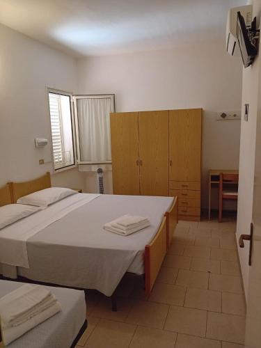 a bedroom with a large bed and a window at Hotel Serafini Misano Adriatico in Misano Adriatico