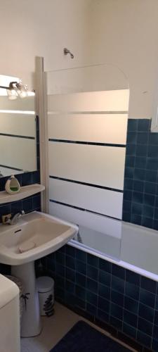 a bathroom with a sink and a toilet and a tub at Grand studio Sophie rénové avec goût Wi-Fi balcon parking 50m des cures in Amélie-les-Bains-Palalda