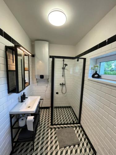 ein Badezimmer mit Dusche und Waschbecken in der Unterkunft AURUM resort in Štiavnické Bane