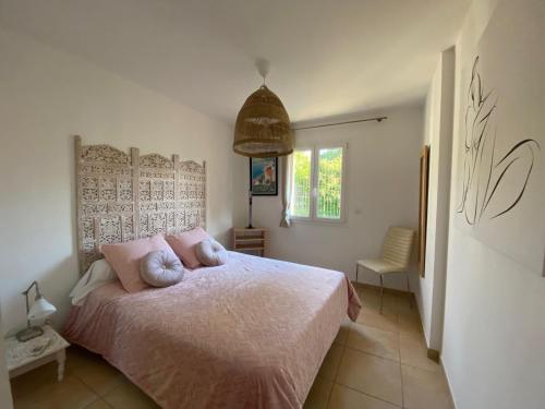 une chambre avec un lit avec deux oreillers dessus dans l'établissement ORION, à Bandol