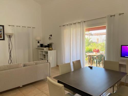 un salon avec un canapé et une table dans l'établissement ORION, à Bandol