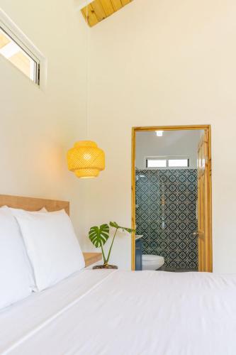 Una cama o camas en una habitación de Cedrela Beach Villas