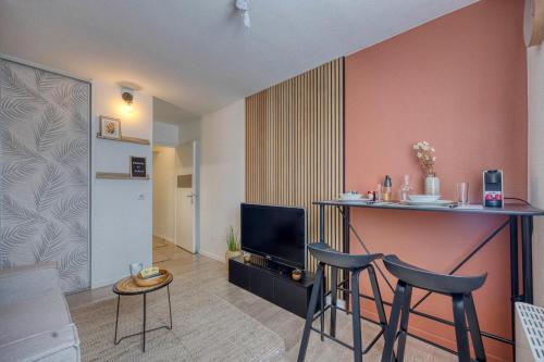 - un salon avec un bar et deux tabourets dans l'établissement La Résidentiel - CEA - STMicro - Gare, à Fontaine