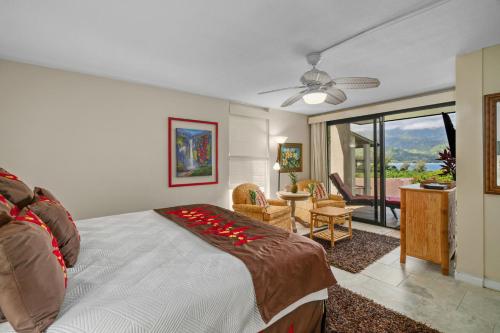 Postel nebo postele na pokoji v ubytování Ground Floor Studio 4101 at Hanalei Bay Resort, Ocean View, Pool, Tennis