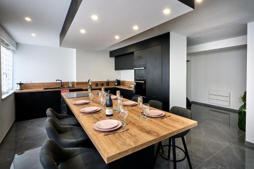 une salle à manger avec une table et des chaises en bois dans l'établissement Appartement Lahoucine, à Boulogne-sur-Mer