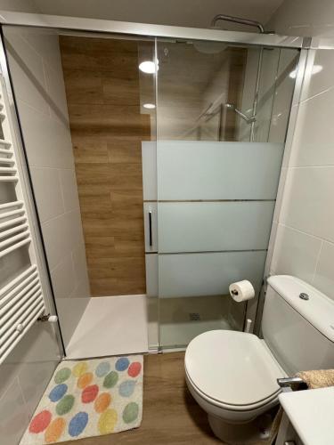 a bathroom with a toilet and a glass shower at Origen HARO paternina in Haro