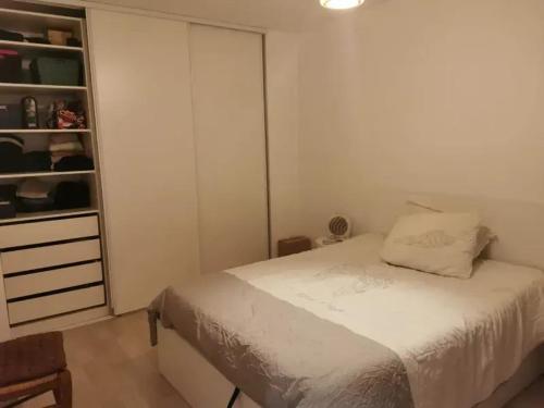 Katil atau katil-katil dalam bilik di Appartement charmant à Viroflay avec terrasse & parking