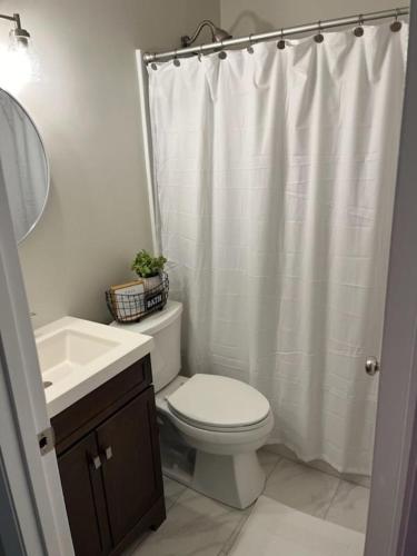 Salle de bains dans l'établissement Charming Springboro house near historic downtown