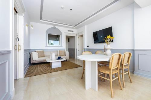 Stunning Renovated 2-bedroom in Golden Mile