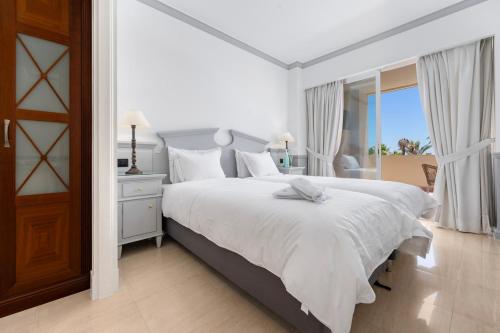 Stunning Renovated 2-bedroom in Golden Mile