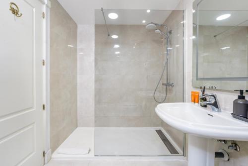 Stunning Renovated 2-bedroom in Golden Mile