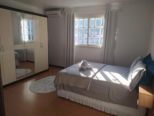 Katil atau katil-katil dalam bilik di Apartamento encantador com lareira