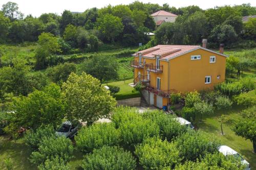 Apartments with parking space Sinj, Zagora - 23403