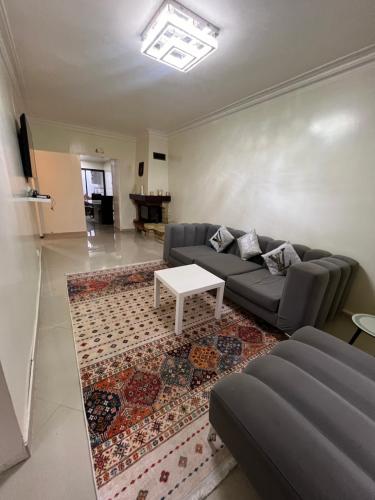 un salon avec un canapé et une table dans l'établissement Maisonnette de ville, à Aubervilliers