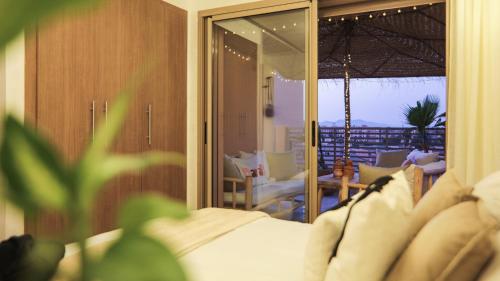 a bedroom with a bed and a view of a balcony at Piscine chauffée - Sauna - Hammam - Appart Coeur de Gueliz in Marrakech