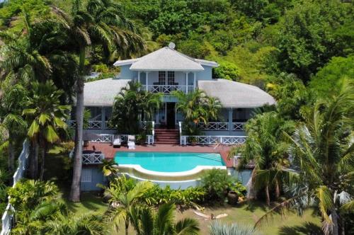 una vista aerea di una casa con piscina di Villa Kessi - Beautiful Caribbean style family villa villa a Cap Estate