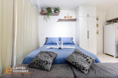 a bedroom with a blue bed with two pillows at Studio IV Bela Vista – 5min. do Metrô Liberdade in Sao Paulo
